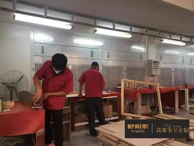 對拼好后的柜板用專業(yè)的拋光機進(jìn)行多次拋光