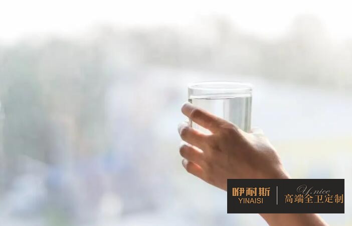 在鏡柜和主柜里，可以放上一杯水