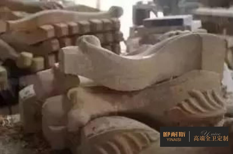 第六步：鑼機(jī)：以模具為原型，以刀具進(jìn)行切削，形成更為完整與流暢的線條，規(guī)定了產(chǎn)品的形狀。