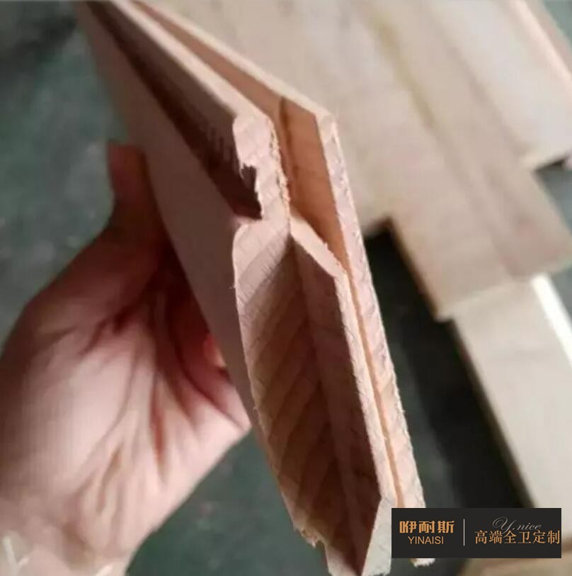 第七步：出榫機(jī)。使木塊具備特有的準(zhǔn)頭結(jié)構(gòu)制作出一種古典效果，以便木塊之間更為緊密的連接。