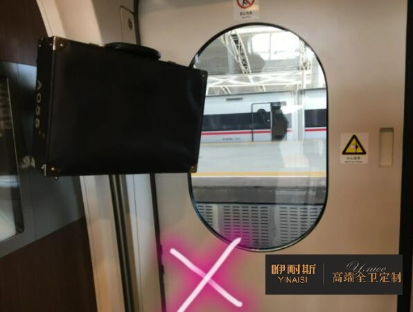 平穩(wěn)放置物品，較重的物品應(yīng)放置在浴室柜底柜底層;吊柜內(nèi)不易放置過重物品